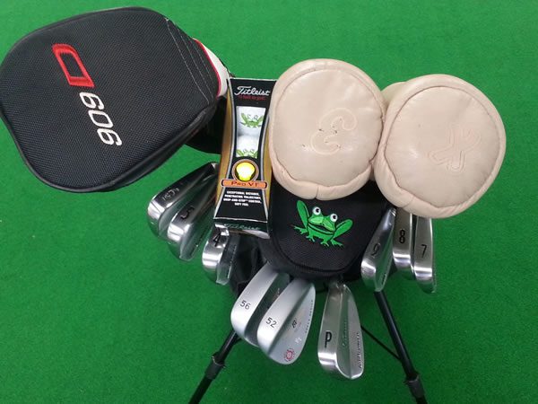 Golf club set with frog mascot.